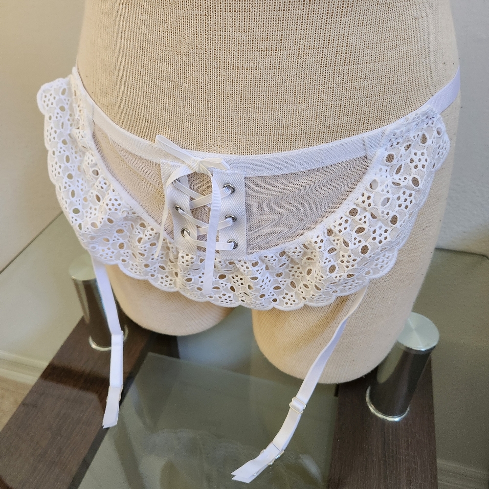 Victoria's Secret Dream Angels eyelet Lace garter Belt Skirt M/L NWT